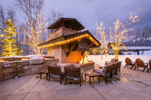 JacobsenBuilds's tweet photo. Completed in June 2008, the Silver Strike Lodge at Empire Pass is a nine-story resort located in Deer Valley, Utah. The lodge consists of 34 ski-in/ski-out luxury condo units with the finest craftsmanship and finishes. Stunning project for a #TBT! 

#JacobsenBuilds #BuiltForLife https://t.co/oixY4jf7UA