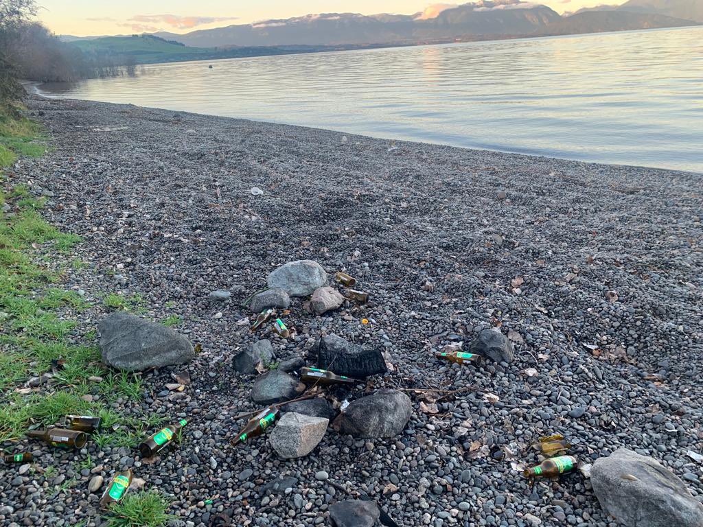 Javichachii's tweet photo. Una pena toda esta basura en los alrededores de Playa San Pedro en el Lago Ranco 😞
@munilaunion 
Cuidemos nuestro entorno y paisajes https://t.co/QQPVj7zONl
