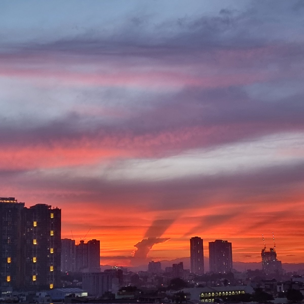 Good morning blooders! Woke up to this beautiful sunrise that makes my heart and soul renewed to fight back in life. “With the new day comes new strength and new thoughts.”