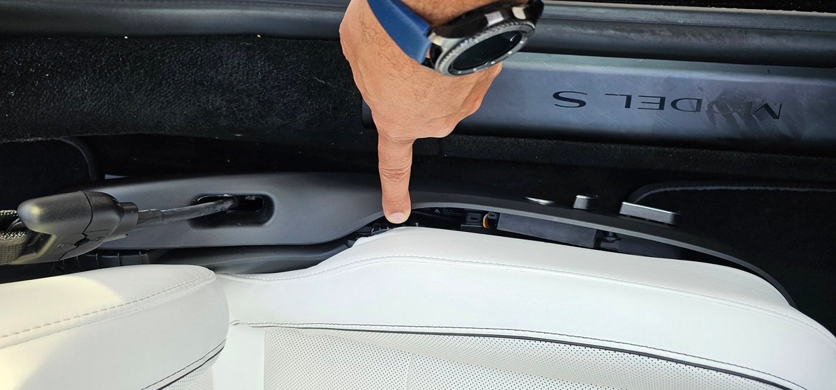 AndyZeGerman's tweet image. Wow, this is how #Tesla is treading you here in Atlanta. The cover on the side of the seat was messed up by their previous repair of a squeaky seat. The car is still under warranty.

Thanks @Tesla, @elonmusk for your outstanding service.