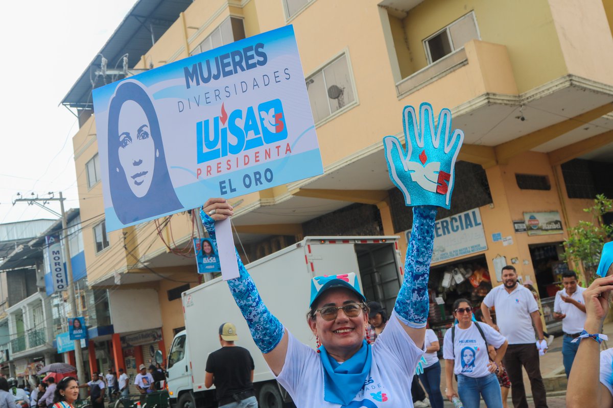LuisaGonzalezEc's tweet photo. ¡Una caminata inolvidable junto a los hombres y mujeres de Santa Rosa!, que orgullo será representar a todas y todos como Presidenta, hoy sentimos el poder de la unidad en la lucha por una patria mejor. ¡No hay límites para lo que podemos lograr cuando nos unimos y trabajamos en equipo!  #ResurgirDeLaPatria #ConLuisa