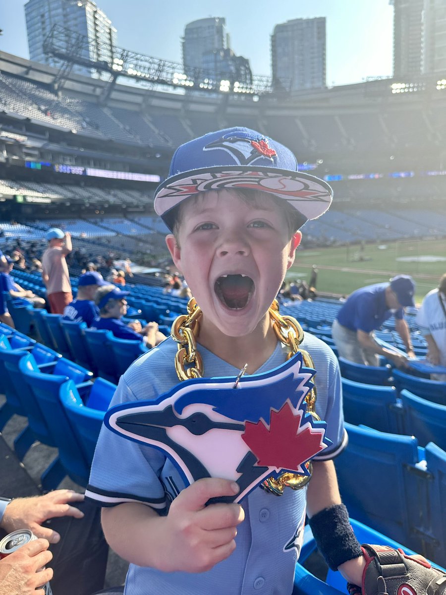 dashread's tweet photo. @BlueJays a ball knocked my teeth out #NextLevel https://t.co/644bTqikhN