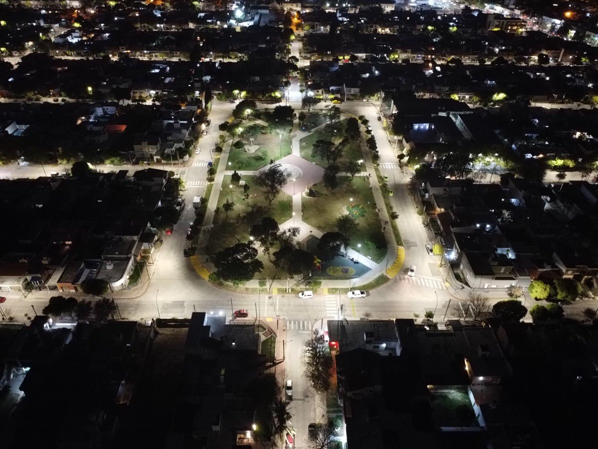 🍊💡 Todo barrio #LosNaranjos resplandece bajo la iluminación led.

👉🏻 Finalizamos la las obras de instalación led en este icónico barrio de la #ZonaOeste de la ciudad.

#CórdobaCapital
#CadaDíaMejor