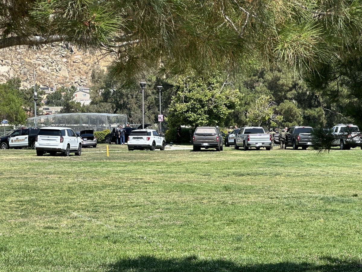 LInformant01's tweet photo. Pursuit terminated at Lasselle park in Moreno Valley https://t.co/bLSYkJsQOj