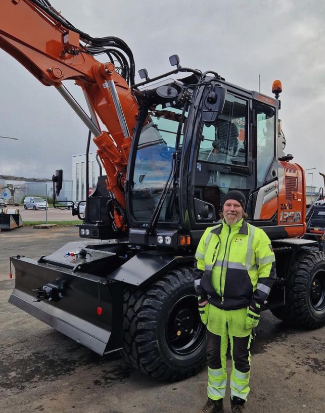Hitachi Construction tweet media