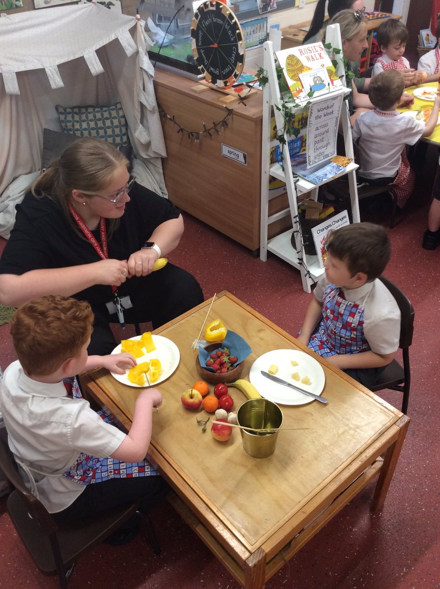 In Reception Class we welcomed parents to help make fruit and veg kebabs during our DT afternoon today! The children showed off their chopping, slicing and skewering skills! What a very tasty session it was! Thank you to all who joined us!🍡🍎🍌🍓🍊