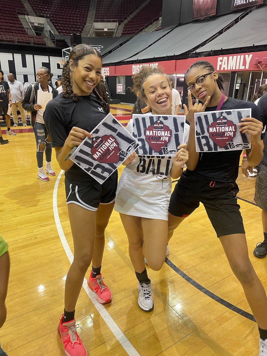 What a way to end an amazing experience! @ZoraGeiger07 sincerely thanks you, Coach! ❤️➕🏀 @dawnstaley @GamecockWBB