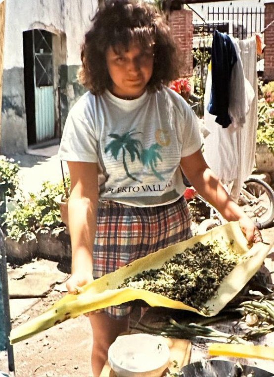 FerCuevasMur's tweet photo. Ponen una foto horrible de @XochitlGalvez diciendo: miren! Es indígena y es de pueblo.  Tan clasistas son que creen que la fealdad es exclusiva de la pobreza. La señora pertenece a las élites y defiende a las élites. Le negó la educación a los indígenas diciendo: ellos no quieren escuelas; defendió el robo de la refinería de borolas siendo parte de la construcción de la barda; ha votado en contra de todas las iniciativas que benefician al pueblo como el aumento de vacaciones, el aumento de salario y la entrega de programas sociales. No es de pueblo, solo tiene una foto donde no se peinó.