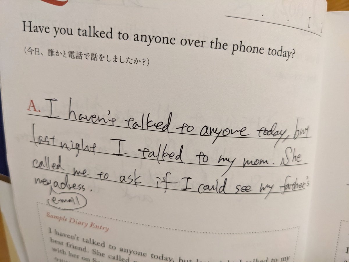 saorieigo11's tweet photo. 【英語がとっさに出てこないあなたへ】

◎結論
3行日記を書こう
（Q＆A Diaryがおすすめ）

◎英語がとっさに出てこない理由

❶意見がない 
❷型を知らない 
❸場面を想定した練習をしていない 

◎詳しい説明↓

❶意見がない 

「いつかチャレンジしたいことは何？理由は？」

「誰を尊敬している？理由は？」

「好きなキャラクターは？理由は？」

この質問に英語で1秒で答えられたあなたはOK！

答えられなかったあなたは今すぐ3行日記を始めるべし
なぜなら『あなたの中に意見がないから』

私は留学の時、自分の意見がないことを痛感した

シンガポール人の友だちに
「あなたは日本の過去の戦争についてどう思う？」
と言われてすぐに答えられなかった

日本の歴史についての知識もあまりなかったしそれについて自分の意見を考えたことがなかったから

日本人の友だちと話すと共感する出来事や面白いテレビの話で進んでいた会話が、外国人を相手に会話すると全く違うものになった

外国人は育ってきた国も環境も考え方も自分と異なることが多い

・価値観の話
・日本の文化の話
・各国の政治の話
など

「あなたはどう思う？」ってすごく聞かれる

1秒で答えられる自信がない
自分の意見がないって人も大丈夫

今からでも意見は作れる！

毎日５分で書ける３行日記は自分の意見を時間かけながら考えられる

しかもライティングってスピーキングとほぼ一緒で文字があるかないか

書けたことは話せる！

おすすめは手書き
記憶に残りやすいから（写真）

さあ今日から5分
自分の意見作りに使おう

❷型を知らない 
いきなりオリジナルで文章作ろうとして挫折してない？

これは過去の私

留学時代に会話力が伸びたのは外国人の友だちのフレーズの型を真似し始めたとき

とっさに話せない理由の大きな原因は
「こんな風に言うんだ」
っていう型のインプットが圧倒的に足りないこと

おすすめの3行日記には例文が書かれている

例えば
（例文）
I haven’t talked to anyone today, but last night I talked to my best friend.
このまま写してもいいし

I haven’t talked to anyone today, but last night I talked to my mom.
自分の考えに変えてフレーズを使ってみるのも良い

ライティングは合ってるのか添削必要になってもやもやすることがあるよね？

それで億劫になって書くのをやめてしまう

これなら自分の考えのところの単語を変えるだけでいいから毎日継続できる

❸場面を想定した練習をしていない 
 
ただ便利なフレーズだけ覚えようとしてない？

そのフレーズ使えたことある？

ない…
って人はなぜだと思う？

理由は場面を想定した練習が足りてないから

水泳で例えると(自分が好きだから)
・平泳ぎの泳ぎ方分かった（単語）
・種目のルール分かった（文法）

けど本番で良いタイムが出ない

なぜか

練習試合をしてないから

練習試合には
・戦う相手がいる
・会場がある
・本番特有の緊張感がある

この練習試合慣れしてないから良いタイムがでない

英語でも一緒
（英語は戦わないけど笑）

・相手がいて
・会話する場所があって
・話すとき特有の緊張感がある

これはどんな場面で該当フレーズを使うのかの練習をすれば、緊張しないで話せるようになる

Q＆A Diaryは身近な場面がたくさん入ってるから書きやすい

・あなたの夢は？
・好きなケーキは何？
・心穏やかになれる場所はどこ？
など

自分の身近なところから
場面を想定して型を練習していこう

◎本の使い方
①質問を読む
②質問の答えを考えて言ってみる
③例文を読む
④例文をもとに自分の意見を書く
⑤音読する

◎まとめ

ここまでのことをまとめると

【英語がとっさに出てこないあなた】は

◎結論
3行日記を書こう
（Q＆A Diaryがおすすめ）

◎英語がとっさに出てこない理由は

❶意見がない 
❷型を知らない 
❸場面を想定した練習をしていない 

だから

改善方法としては
❶意見がない 

・自分の意見を時間かけながら考えて意見を作る
→書けたことは話せる

❷型を知らない 

・フレーズの型の真似をしてインプットをためていく
・まずは例文見て写すか自分の考えのところの単語を変えるだけでいい
→型のストックが増えて使えるようになる

❸場面を想定した練習をしていない 

・どんな場面で該当フレーズを使うのかの練習試合をする
→緊張しないでとっさに話せるようになる

◎最後に
「とっさに英語は出てくるようになる！」

今日からこの言葉をとなえて学習に取り組もう！

写真
1枚目はおすすめの3行日記「Q＆A Diary」
2枚目は実際にQ＆A Diaryを使って書いたもの