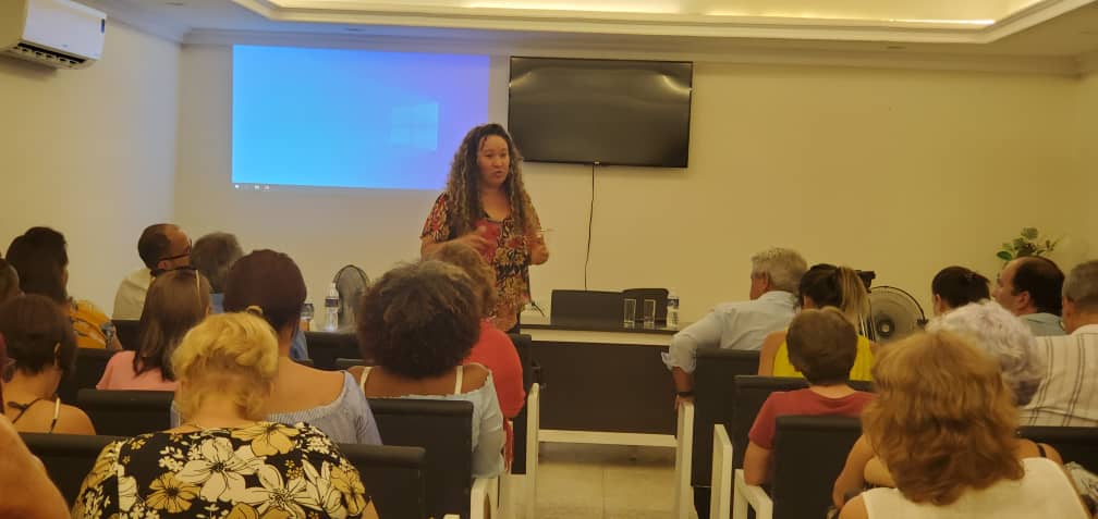 SolMayelin's tweet photo. ↪️En #Cienfuegos investigadores principales del @FinlayInstituto
actualizaron sobre el estado d desarrollo del candidato vacunal #QUIMI-Vio 💉para su introducción en el Programa Nacional. Aporte d la #ciencia🇨🇺❤️a favor d 👫 para reducir morbilidad y mortalidad 🏥 x el neumococo. https://t.co/IyOk35PTj4