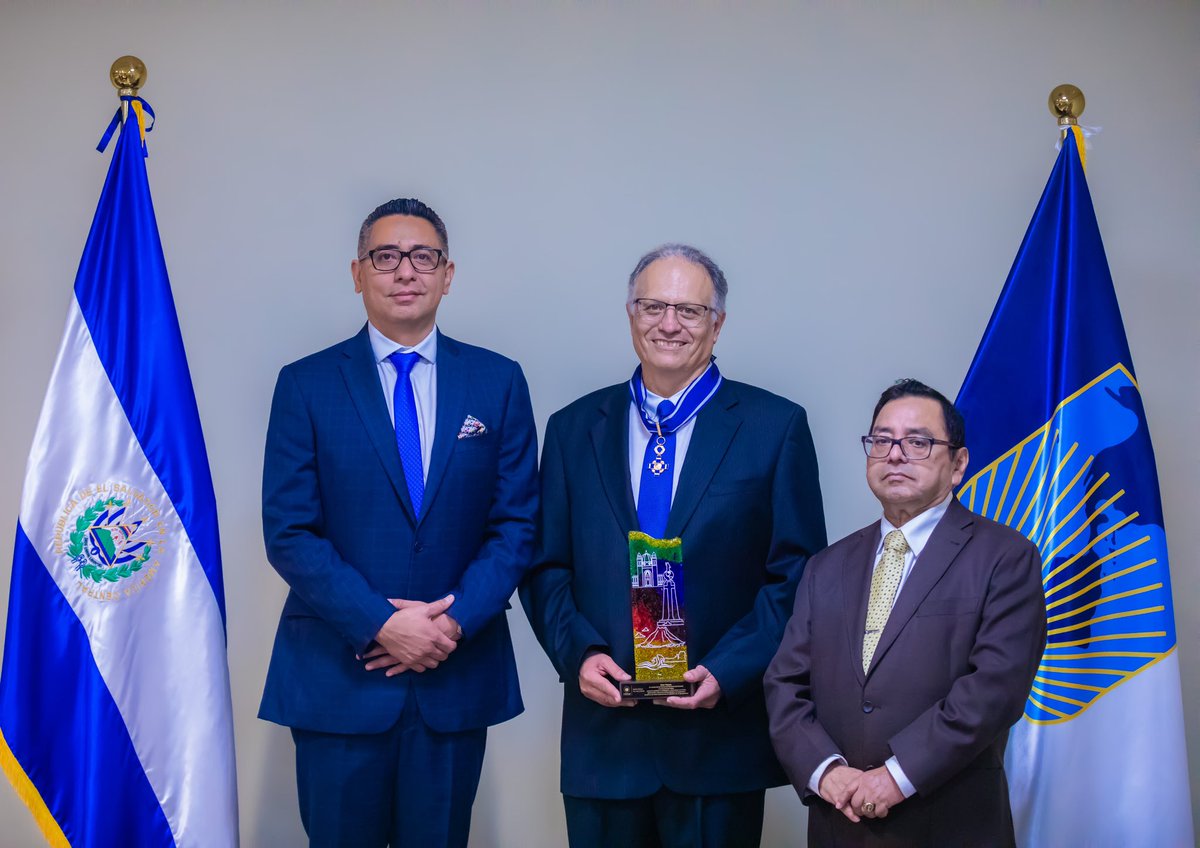 Los titulares de esta cartera de Estado agradecen al Sr. <a href="/CesarAFalconi/">Cesar Falconi</a> por el apoyo brindado como representante de <a href="/el_BID/">Banco Interamericano de Desarrollo</a> y reconocen la eficiente labor del organismo para lograr la aprobación de financiamientos que ayudaron a impulsar proyectos en beneficio de la población.