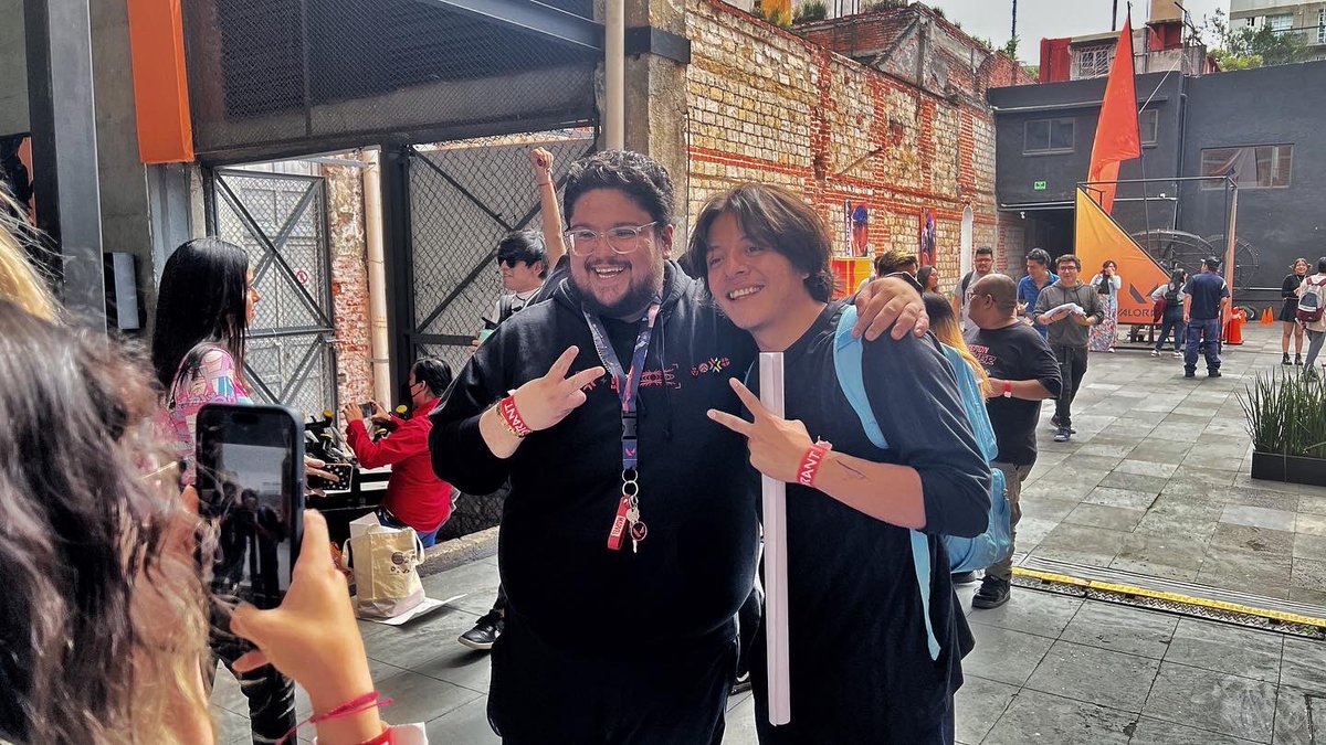blue_mx1's tweet photo. Gracias a toda la gente hermosa que vino a saludarme al evento #deathmatchdefinitivo de @VALORANTLATAM y quisieron llevarse algo de mi, siempre estarán en mi corazón 🫶🏻 GGWP! https://t.co/x15PngreHN