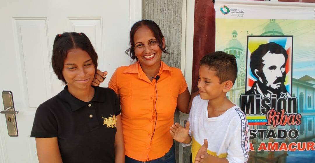 Minhvi_Oficial's tweet photo. #Entérate || La #GMVV garantizando el #BuenVivir de las familias del estado #DeltaAmacuro hizo entrega de 6 viviendas aisladas en el sector Los Cocos, parroquia Leonardo Ruiz Pineda del municipio Tucupita #EmpoderarAlPoderPopular https://t.co/UPeaC7tMZd