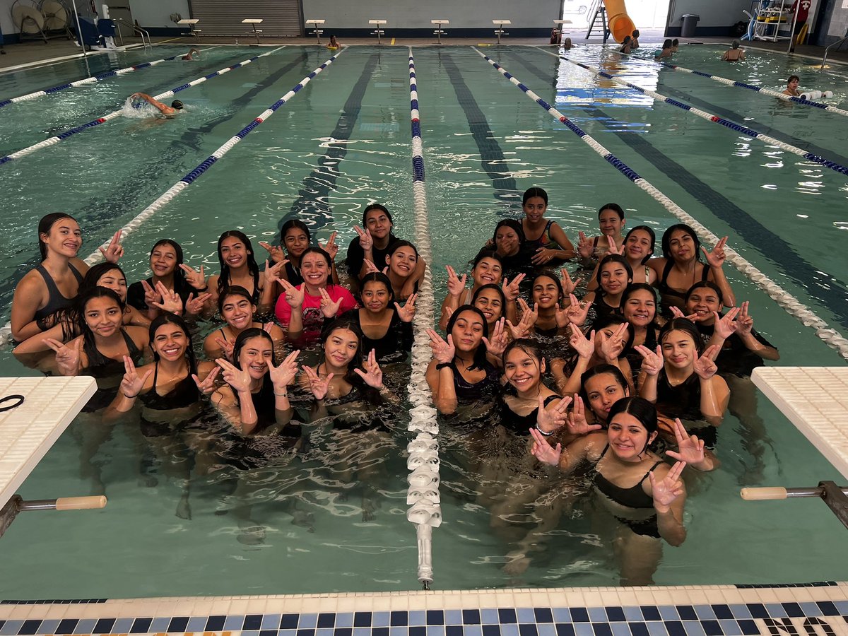 Changing it up this morning as the girls have their last workout for the week! 🏊‍♀️ Watching them have fun as they put in the work makes my ❤️ happy. So proud of every single one these young ladies! #Riverside4ever @ssolis3