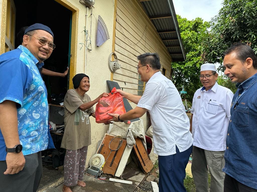 MCAHQ's tweet photo. 28 Jun - ADUN Klebang, Datuk @limbanhong memulakan hari dgn mesyuarat bersama JPKK Bukit Rambai yg diketuai oleh Datuk Mohd Asri, dan disusuli dengan #ZiarahKasih di sekitar kg #BukitRambai.
Semoga warga DUN Klebang bertambah ceria dan baik dengan kerja yang dilakukan.
#klebang https://t.co/jL5G7QEfd2