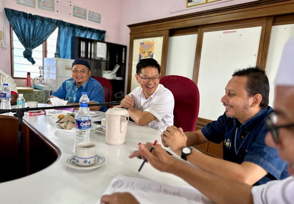 MCAHQ's tweet photo. 28 Jun - ADUN Klebang, Datuk @limbanhong memulakan hari dgn mesyuarat bersama JPKK Bukit Rambai yg diketuai oleh Datuk Mohd Asri, dan disusuli dengan #ZiarahKasih di sekitar kg #BukitRambai.
Semoga warga DUN Klebang bertambah ceria dan baik dengan kerja yang dilakukan.
#klebang https://t.co/jL5G7QEfd2