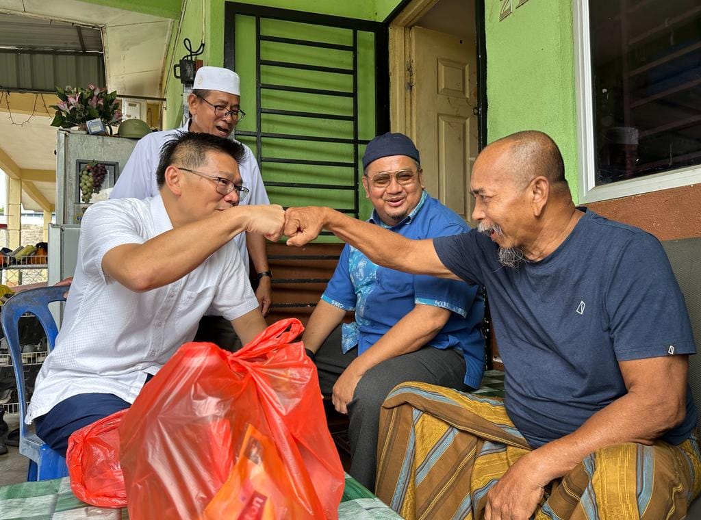 MCAHQ's tweet photo. 28 Jun - ADUN Klebang, Datuk @limbanhong memulakan hari dgn mesyuarat bersama JPKK Bukit Rambai yg diketuai oleh Datuk Mohd Asri, dan disusuli dengan #ZiarahKasih di sekitar kg #BukitRambai.
Semoga warga DUN Klebang bertambah ceria dan baik dengan kerja yang dilakukan.
#klebang https://t.co/jL5G7QEfd2