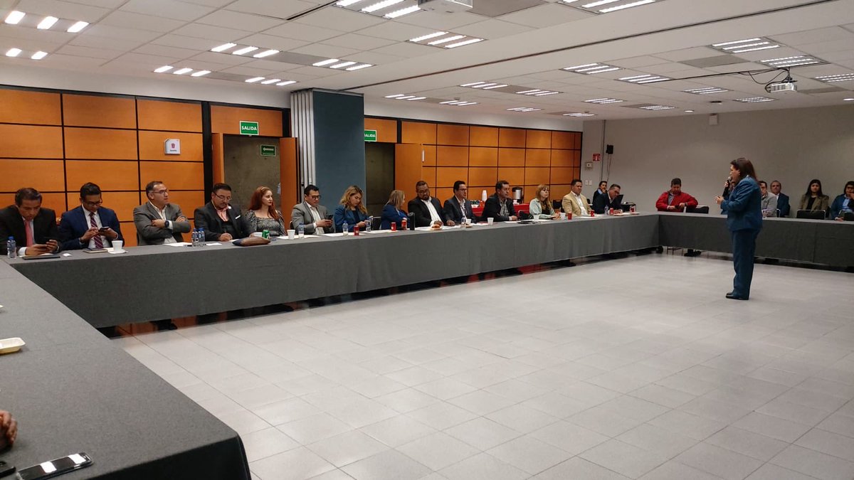 DayraVergara's tweet photo. Esta tarde el @Infonavit #EstadodeMéxico es anfitrión de la Octogésima Novena Sesión Ordinaria de Procuradores Empresariales.
🔴 Ofrecemos una charla informativa sobre #MiCuentaInfonavit y los productos crediticios como #MejoravitRepara, #MejoravitRenueva, #ConstruYo, etc. https://t.co/1zpd2bk7FI