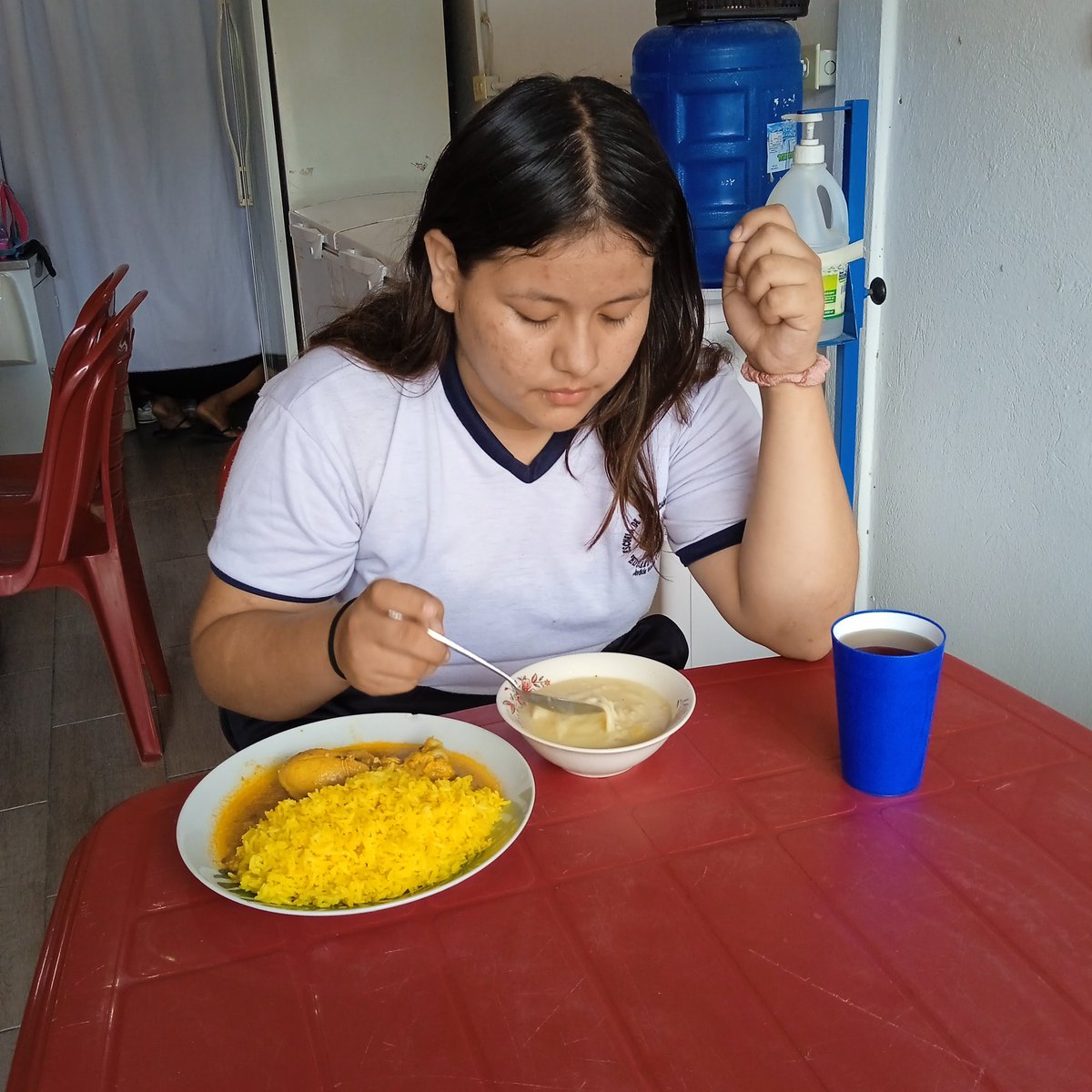 Acobag2's tweet photo. Niños y adolescentes se sirven alimentos saludables en nuestro Comedor Comunitario Los Caminantes https://t.co/jvnlqrwt9q