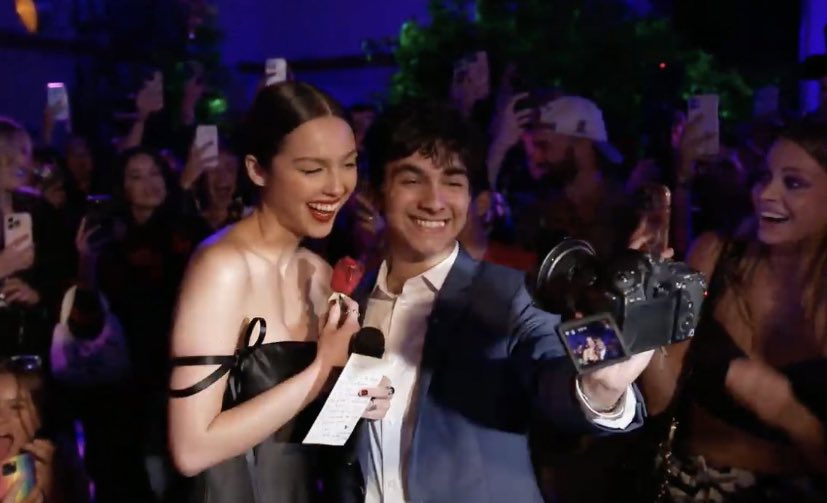 PopCrave's tweet photo. Olivia Rodrigo accepts a fan’s invite to prom during the premiere event for her new single, “Vampire.” https://t.co/sVFyALsTzk