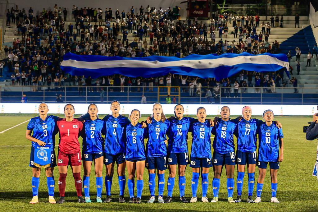 PresidenciaSV's tweet photo. Hoy, nuestra @LaSelecta_SLV femenina debutó frente a Jamaica ganando su partido 5-2. 👊🇸🇻

¡Vamos, #EsMomentoDeTrascender! https://t.co/5fgodaZs1T