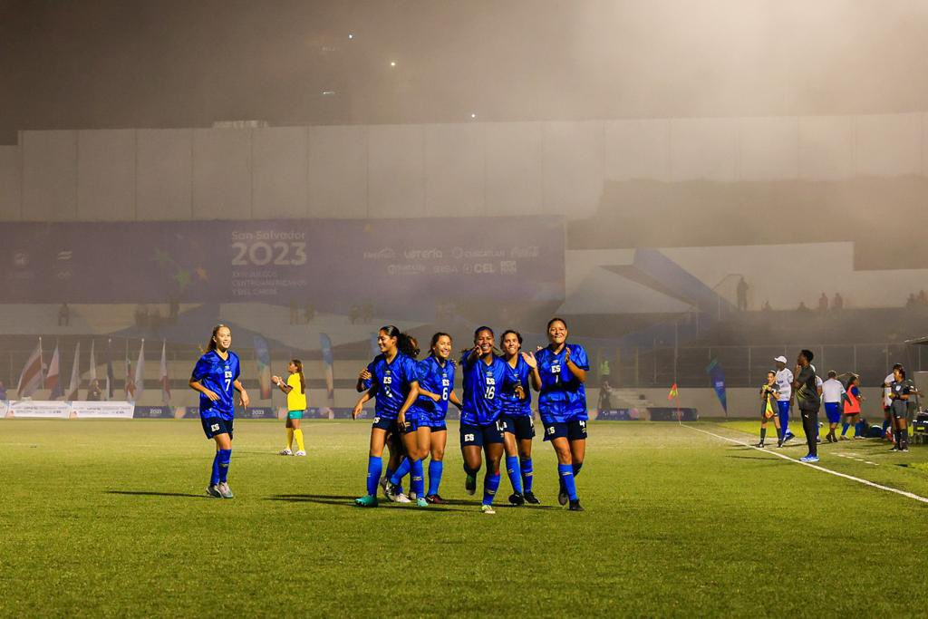 PresidenciaSV's tweet photo. Hoy, nuestra @LaSelecta_SLV femenina debutó frente a Jamaica ganando su partido 5-2. 👊🇸🇻

¡Vamos, #EsMomentoDeTrascender! https://t.co/5fgodaZs1T