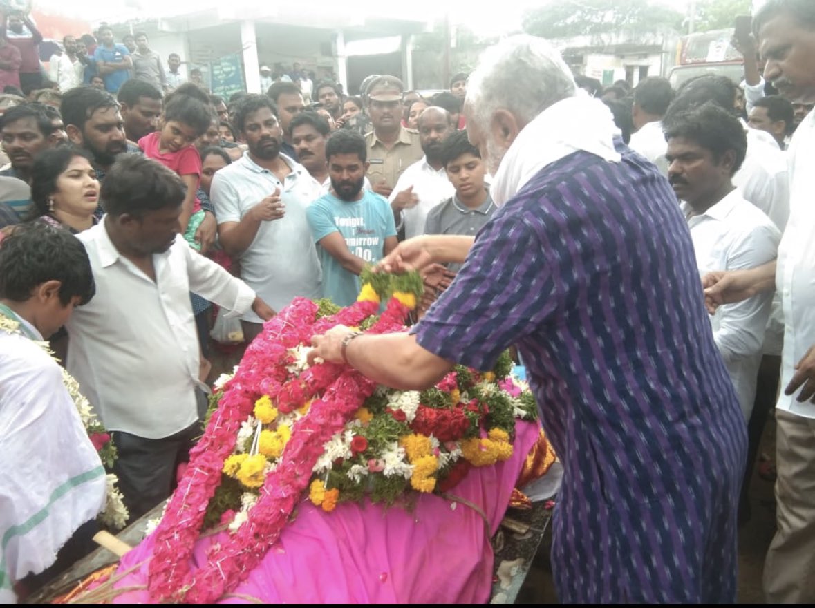 VedakumarManik1's tweet photo. Sudden&amp;untimely death of the SAICHAND is huge void&amp;shock to Telanganites.who used his PATA as a INSTRUMENT for the Telangana movement &amp; its Reconstruction.For ever people of this region will remember.🌱☘️🌱
Veda Kumar Manikonda,
Chief Editor,
Deccan Land,Hyderabad https://t.co/rS5jVVSCfw