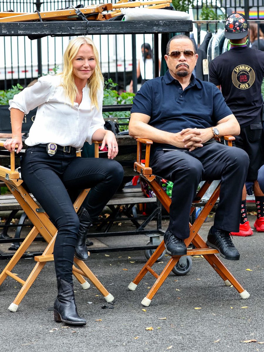 Kelli Giddish and ICE-T
Fin was always Rollin's big brother and was very protective of her. 
I miss their close relationship. One thing for sure, Fin always had Amanda's back! ❤️

#KelliGiddish #AmandaRollins
#ICET #FinTutuola #Partners #Friends #SVU
