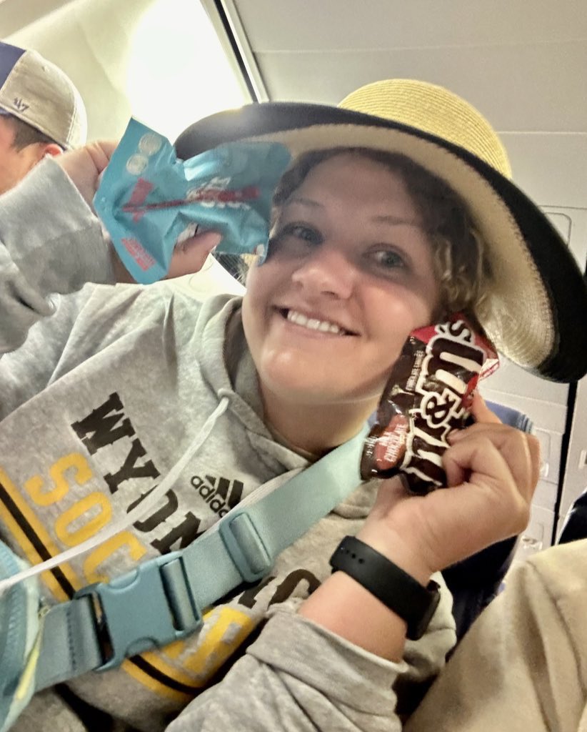 colleen__corbin's tweet photo. Sun hat ✅
Treats ✅ 
True friendship ✅
Future Cowgirls ✅

Time to head back to Laradise! ✈️🤠🙌🏻 https://t.co/lqBMhjROCc