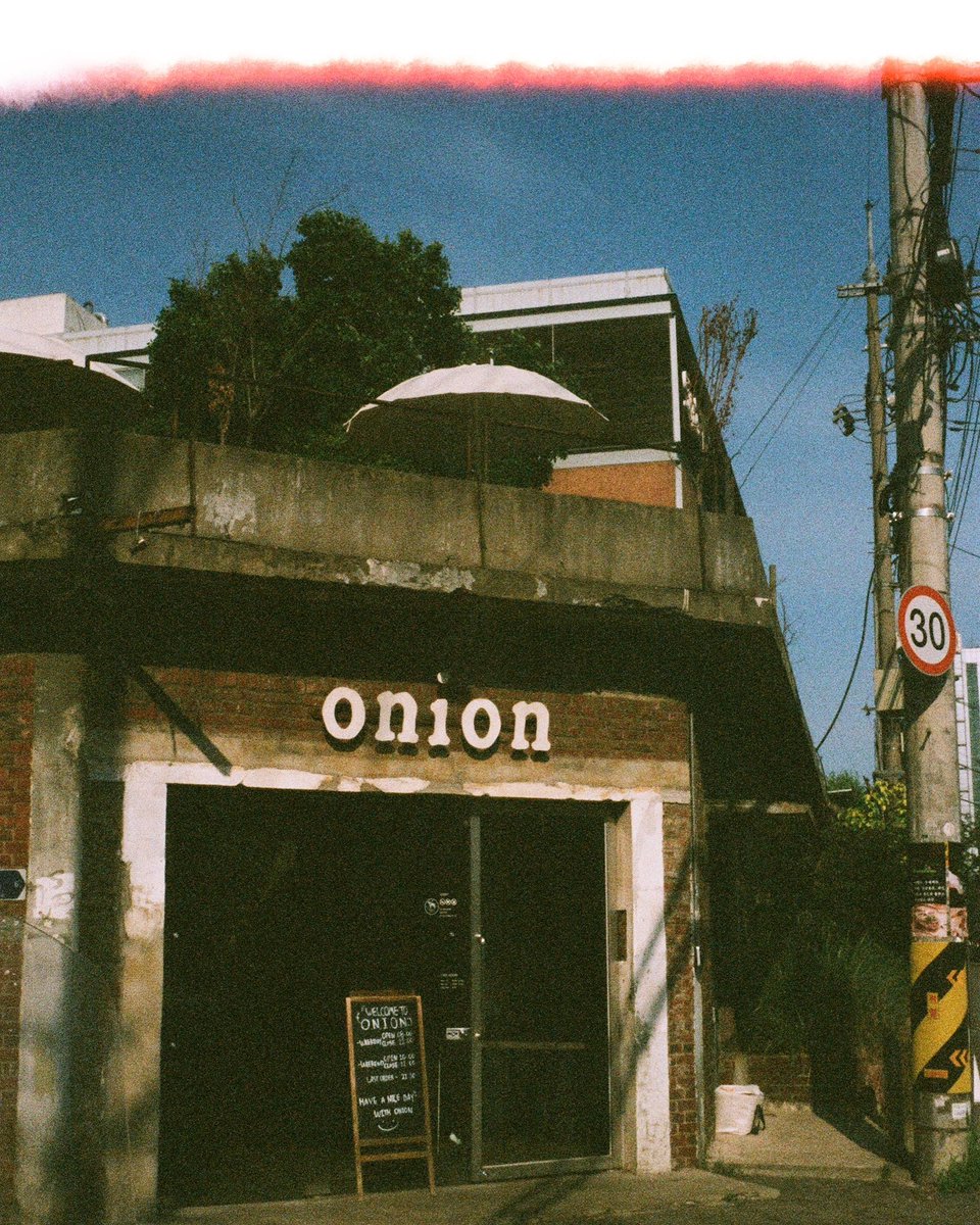 keevaDesign's tweet photo. [Must-Visit]
In #SeongsuDong one of the well-known cafes - Café Onion which is themed with industrial vibes.

🍰 cafe onion
📍서울 성동구 아차산로9길 8 

#성수동카페 #서울 #seoul #필름스냅 #필름사진 #필름사진 #여행에미치다  #snap #seoultravel https://t.co/bSVdPejtbF