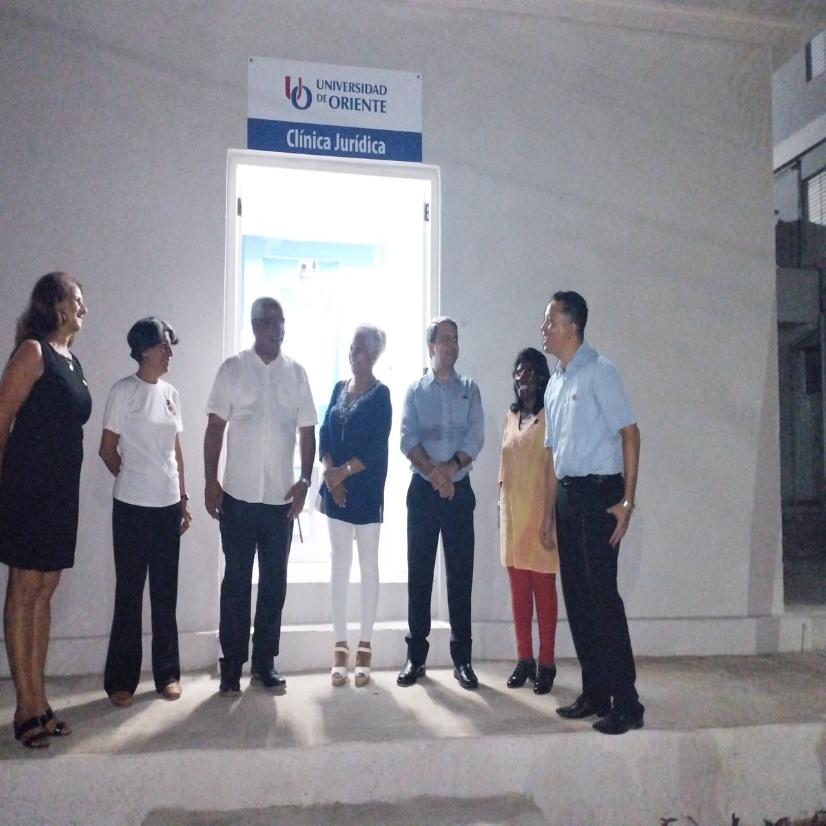 J_Mondelo's tweet photo. La Facultad de Derecho de la @UOCuba recibió hoy a @OscarCubaMinjus y @WalterBG_MES en el espacio que ocupa la Clínica Jurídica, primera de su tipo en el país. Fue un espacio de diálogo sobre el futuro de esta experiencia. Noche de reconocimientos y compromisos. https://t.co/8y4I5c0sMB