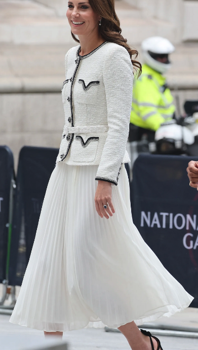 CarmenInUSA's tweet photo. The style of HRH Princess Catherine of Wales is very different from Oprah.
@InStyle Take your pill Eva Thomas; take another vacation, this is in poor taste.
#PrincessCatherineofWales https://t.co/rnKeuywDY8