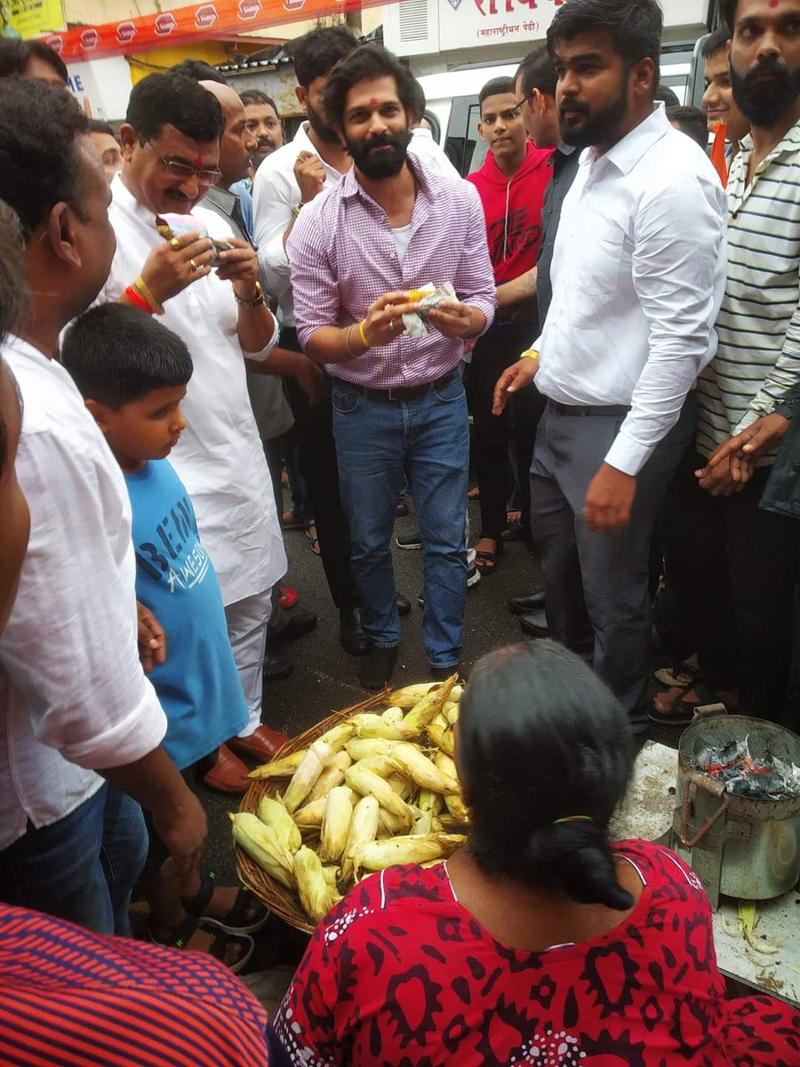 किरण रेवाळे MNS (@rewalek) on Twitter photo काल अमित साहेब आमच्या प्रभागात आले होते. पण साहेबांच्या या कृतीने खुप जणांची मने जिंकली.
रात्री मित्रानं मध्ये त्यांचीच चर्चा होती. ❤️
तुज्या साहेबांना थोडा पण गर्व नाही.
@KirtikumrShinde काल अमित साहेब आमच्या प्रभागात आले होते. पण साहेबांच्या या कृतीने खुप जणांची मने जिंकली.
रात्री मित्रानं मध्ये त्यांचीच चर्चा होती. ❤️
तुज्या साहेबांना थोडा पण गर्व नाही.
@KirtikumrShinde