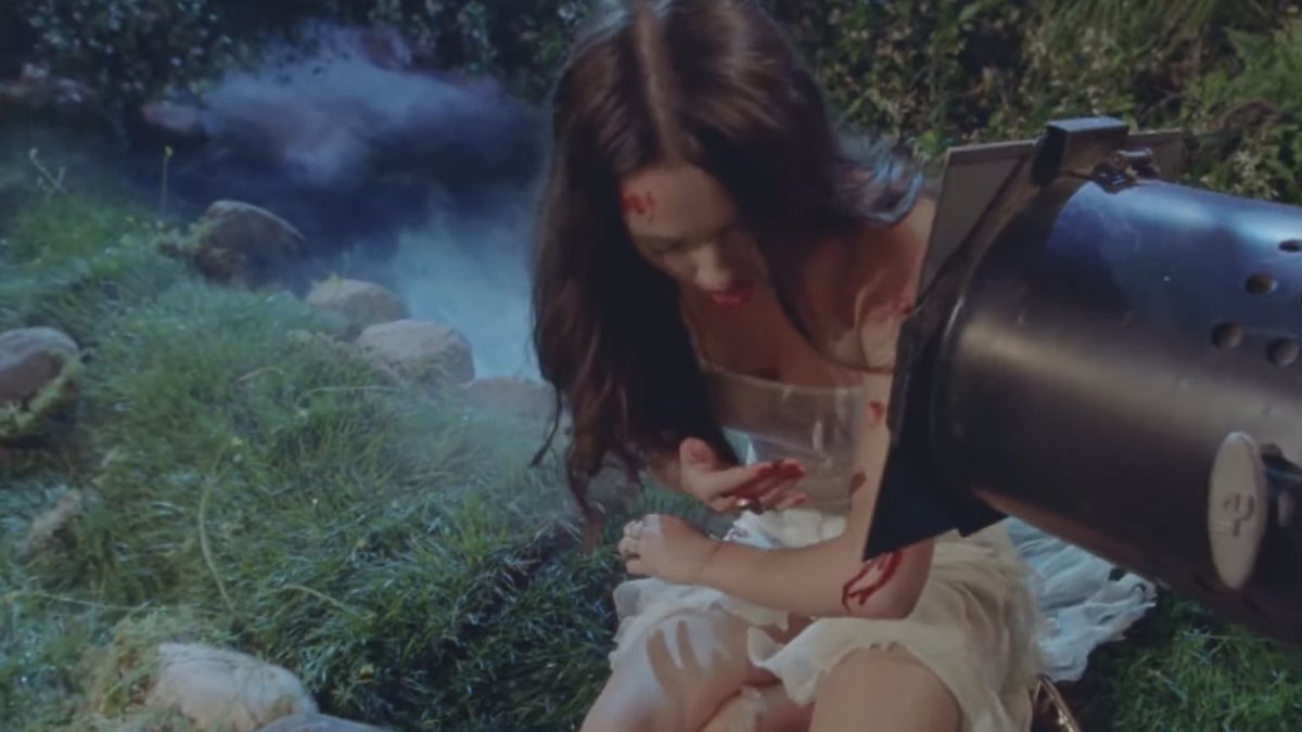 k4yyc's tweet photo. o clipe fazendo uma transição de como ela tava se sentindo bem cantando e fazendo sua arte até o momento em que ela recebe todos os ataques e críticas da mídia... olivia rodrigo você é artista! #vampireOR2 https://t.co/9e95N0L1Z4