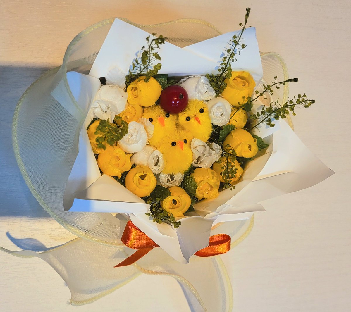 어제 씨유택배로 붙인 노란 뿅아리 플라워 박스