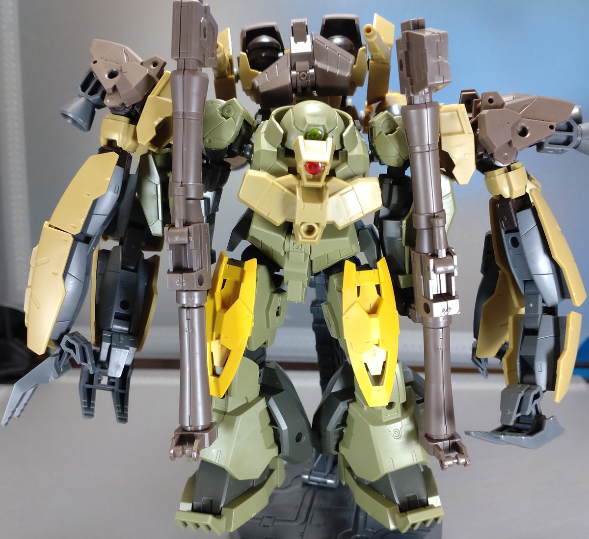 LECROSSBONES's tweet image. ヘビークラブ
#30MM古代都市戦
#30MMバイロン軍
遺跡への上陸作戦に参加した水陸両用機体
ガルドノヴァを改造した水中ユニットを装備することにより出力と活動時間をアップすることに成功した
盾としても機能する4本のサブアームにより高い格闘性能を誇る