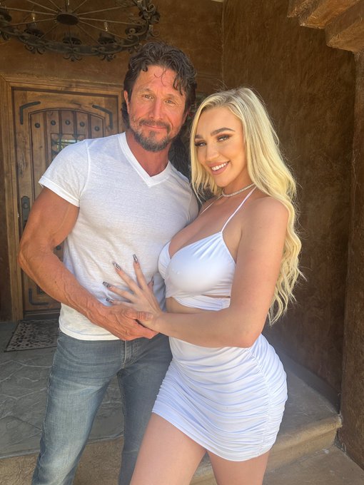 Kendra Sunderland - 1 pic. Got to shoot with the legendary @tommygunnxxx today 😍😛 thank you @badoinkofficial 💦 https://t.co/P7pOxLdWZg