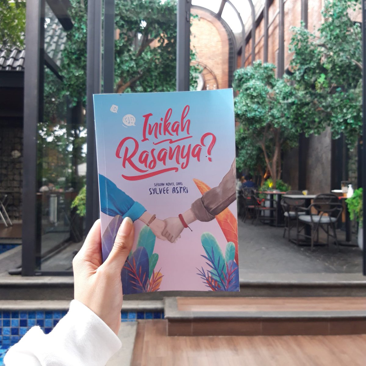 #reviewbuku

Judul: Inikah Rasanya? 
Penulis: Sylvee Astri
Penerbit: Falcon Publishing
Tahun terbit: 2018