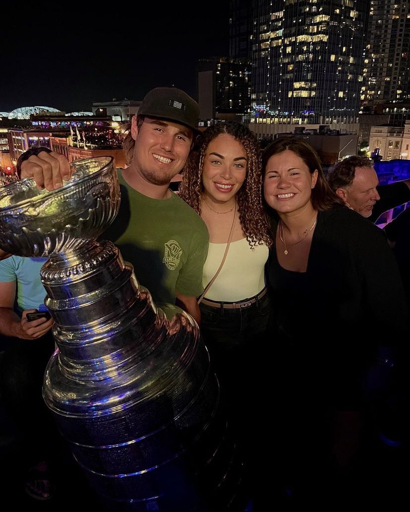 Sarah Nurse first and only hockey player in her family to touch the Stanley Cup. I love women. 😁🥱