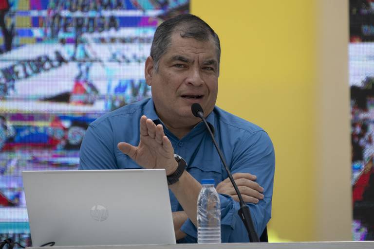 espi_albuja's tweet photo. Ante la imposibilidad de regresar al país bajo las condiciones jurídicas y su condena por corrupción, Correa le dijo al diario español que si su movimiento gana la presidencia del país, no se excluye la posibilidad de “Convocar una asamblea constituyente”.
#UnemiComunica https://t.co/PJCODb1ssf