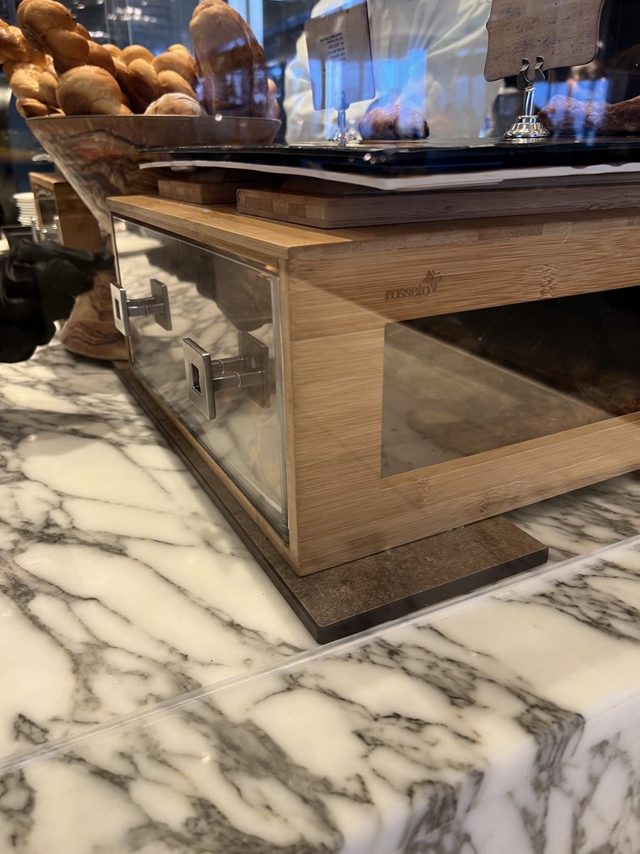 MarkeTeamFS's tweet photo. Elegance inside and out at the @thetsubakitower. Check out their assortment of beautiful @RossetoSolution! https://t.co/jq3WKRwYqd