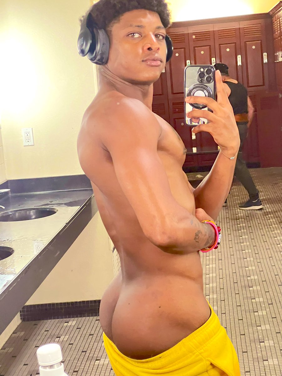 TySantanaxxx's tweet photo. What if you caught me with my pants down https://t.co/vw1xopyR4K