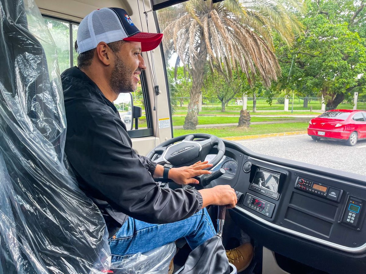 Seguimos avanzando con paso firme y con mucho voluntad de lograr los objetivos y metas trazadas en favor del pueblo. Entregue el día de hoy 3 nuevos buses para seguir fortaleciendo el sistema de transporte de la Alcaldía Transguaro. Estamos comprometidos en garantizarle este