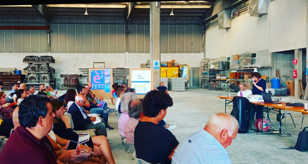 Può un capannone in cui si lavora essere una perfetta sala conferenze, uno spazio per gruppi di discussione e un luogo per discutere di pianificazione urbanistica? In Romagna si può tutto, a Santarcangelo anche di più.
@ravalula stai pronta ❤️