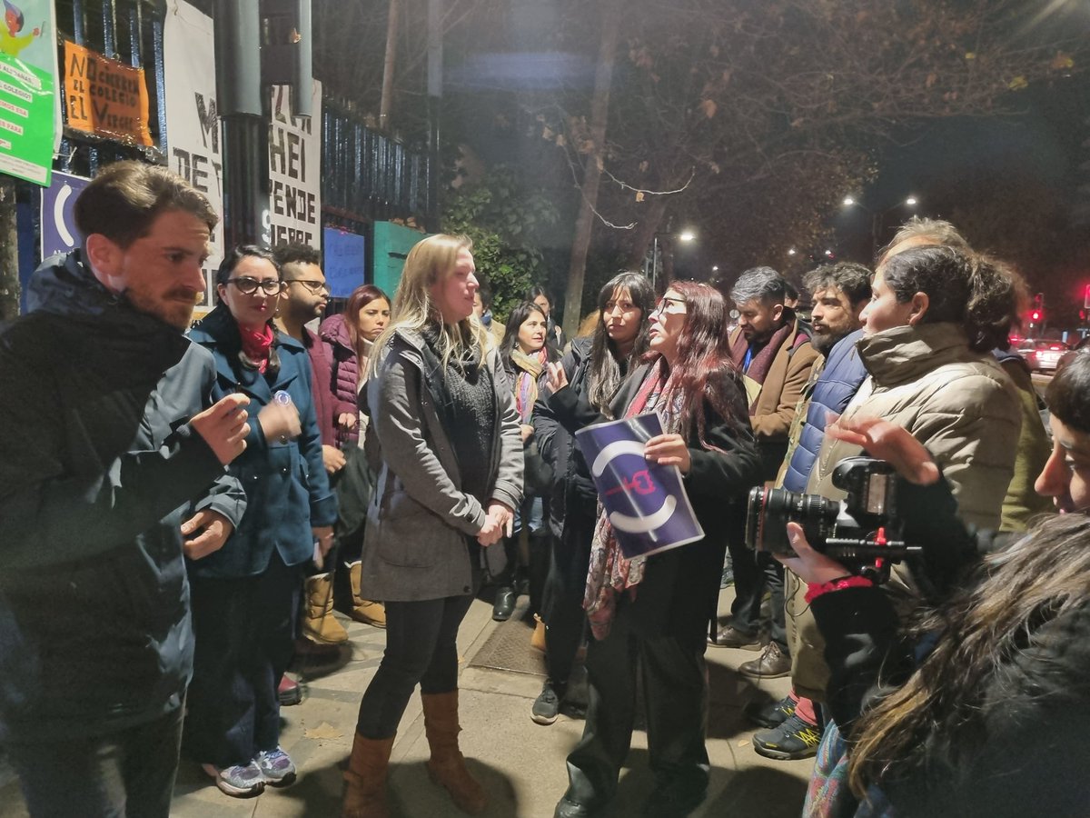 ApoyoalVergel's tweet photo. Hoy nos acompañó el diputado @gonzalowinter y el equipo de concejalía con el apoyo de @MacarenaFdezD y @luisibacache_ en un encuentro con apoderados, profesores y asistentes ¡No nos rendimos y seguimos avanzando! #elvergelsigue https://t.co/Sr2wUVPAp6