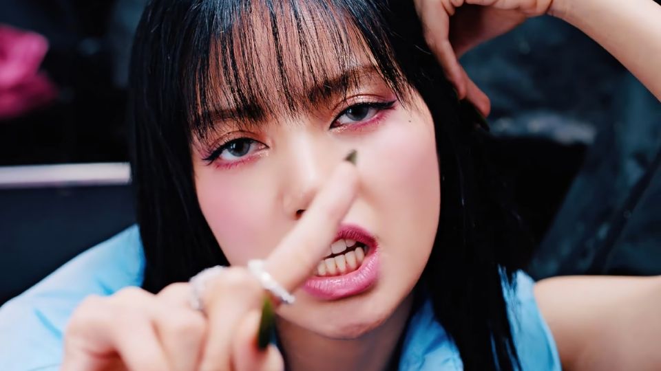 Vivefm106_3's tweet photo. #ViveFM 106.3 📻🎶
Seguidores de la cantante tailandesa Lisa de BLACKPINK, quienes son llamados BLINKS, se han mostrado molestos con el ídolo de K-Pop Jungkook de BTS, pues aseguran que desea quitarle su lugar como embajadora de la marca BVLGARI, por lo que piden evitarla. https://t.co/iAPztWwDMx