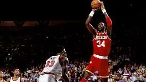 “It’s not up to anyone else to make me give my best.” (Hakeem Olajuwon)