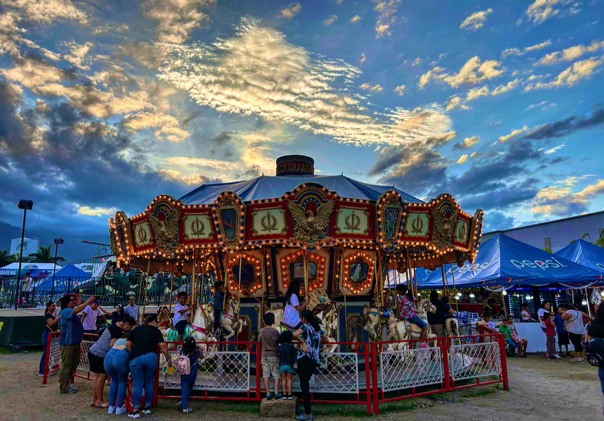 TatianaPazM's tweet photo. Linda tarde de feria en la #ExpoJuniana #Expocentro 🎡🥳🎠 https://t.co/dSxE43EAqP