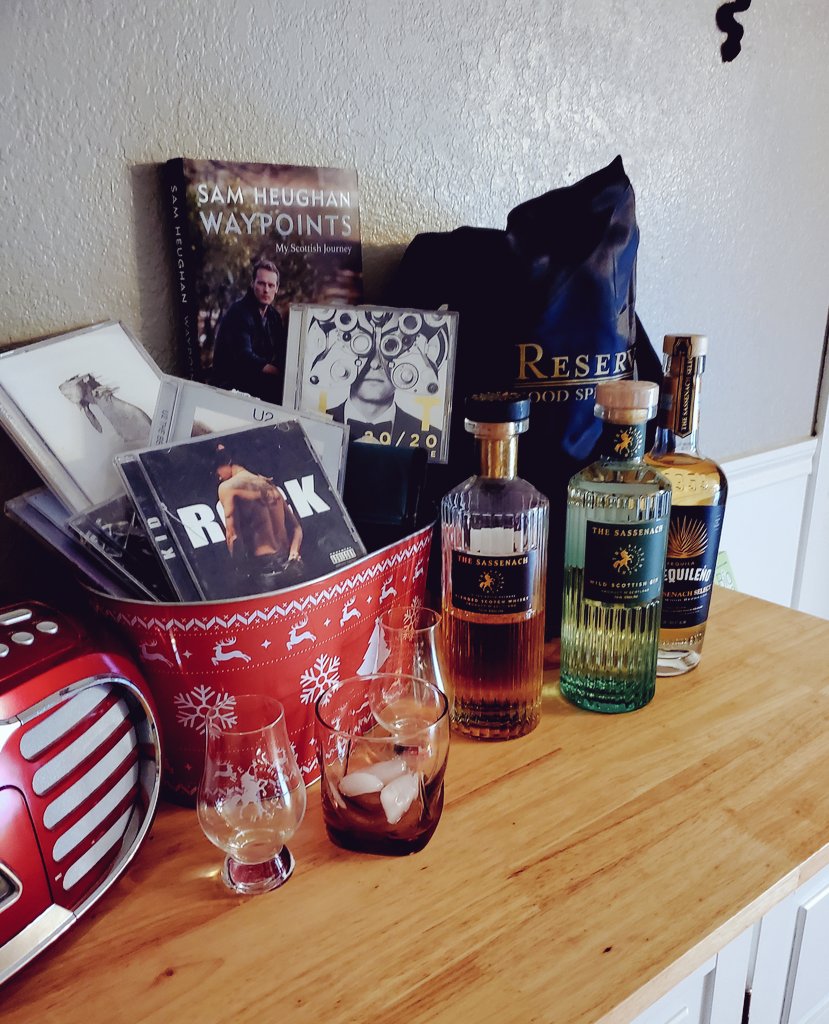 Thank you @ReserveBar for completing my WPK(Weekend Preparedness Kit) Delivering my Sassenach Wild Scottish Gin just in time❣️☀️🍹🎼📖🥃🍸⛱️ @ReserveBar You always deliver 😉