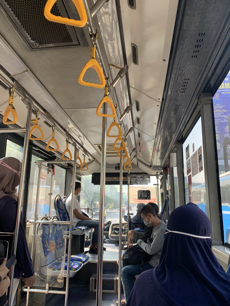 sepertiterang's tweet photo. 2. Kemudahan akses transportasi di semarang gausah diragukan lagi! Semarang punya BRT penyelamat dompet mahasiswa. kapan lagi keliling semarang cuma bayar 1000 rupiah pake KTM?!? https://t.co/ydnNtYlUqN